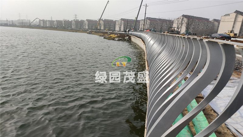 南钢桃湖公园铝栏杆5副本.jpg