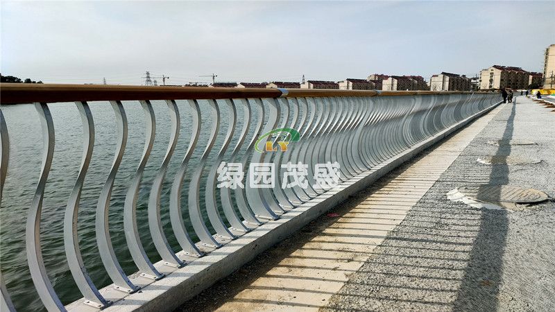 南钢桃湖公园铝栏杆2副本.jpg